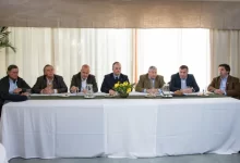Representantes del Congreso de Intendentes y la ARU durante la reunión en la Rural del Prado.